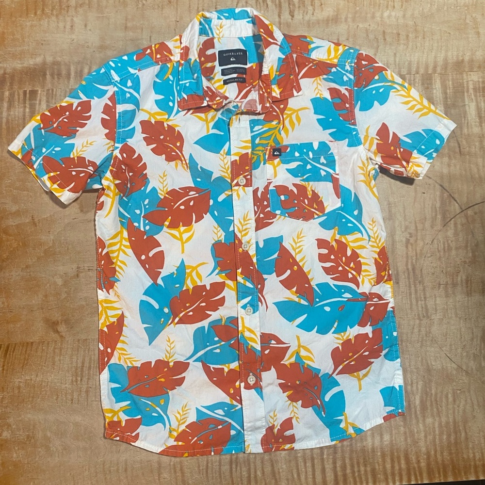 Quicksilver Boys size Medium (12) short sleeve shirt - worn once for school pics
